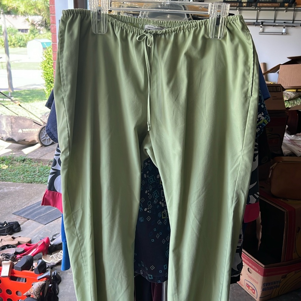 UA SCRUB’S BRAND PLANTS. Mint condition. Matches top/green, blue and white.